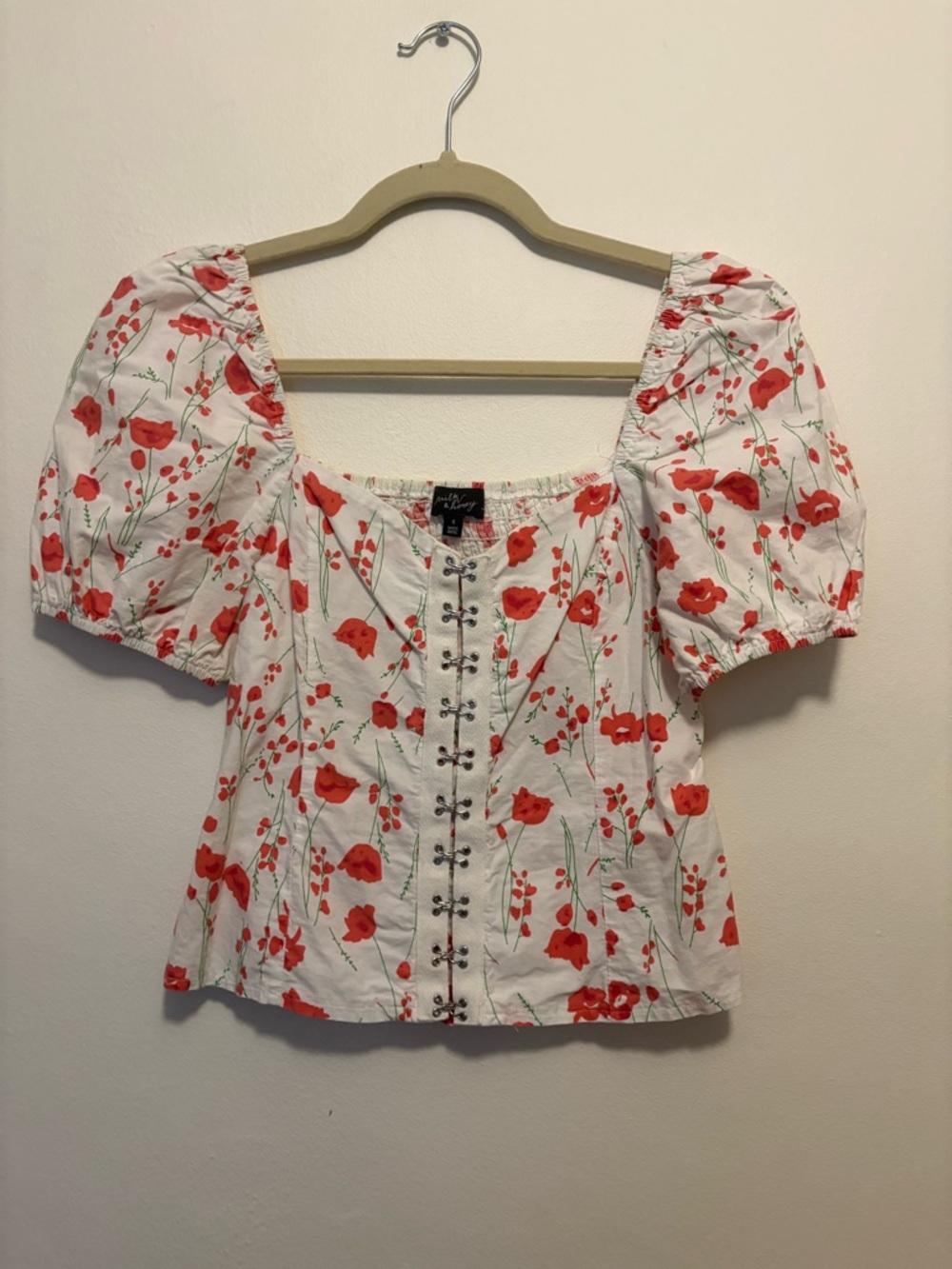 Puff sleeve floral hook-and-eye top